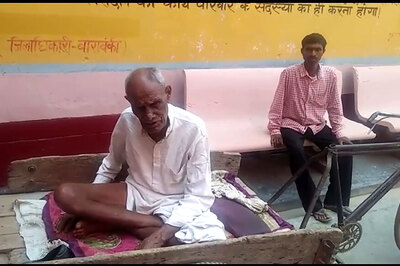 No Ambulance, Barabanki Man Reaches Hospital in a Handcart, Finds No Doctor