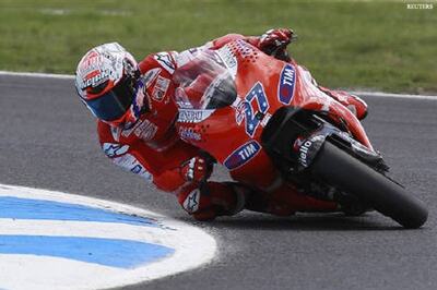 Stoner takes pole at Australian MotoGP