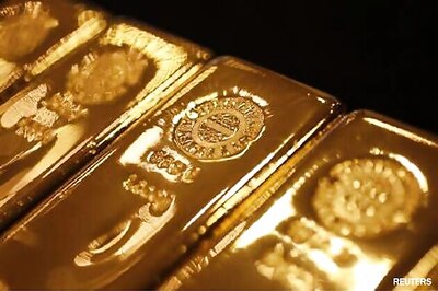 Gold continues to lose, falls 3 pc for March quarter