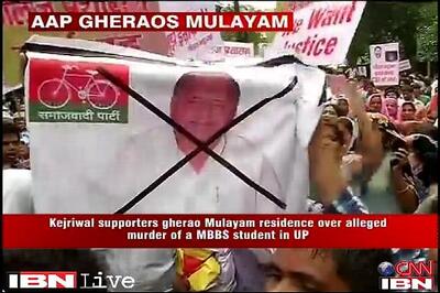 MBBS student death: AAP supporters protest against Mulayam in Delhi