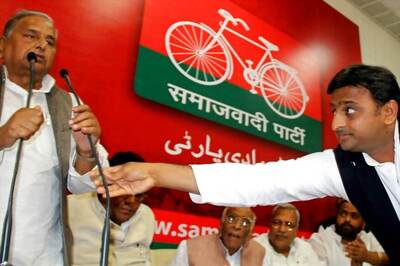 Amid Raging Feud in SP, Mulayam Singh to meet Akhilesh in Lucknow