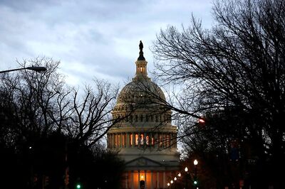 US Govt Workers Home Without Pay as Shutdown Impasse Drags on