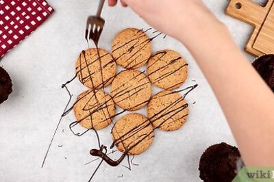 10 Simple and Delicious Ways to Decorate with Melted Chocolate