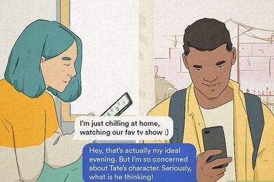 How Fast Should You Reply to a Girl's Text? Dating Experts Weigh In