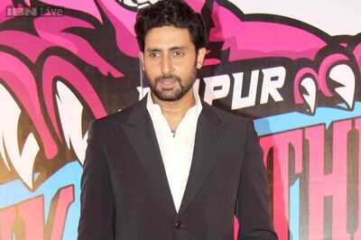 Abhishek Bachchan thinks Shah Rukh Khan looks like hockey player Dhyan Chand