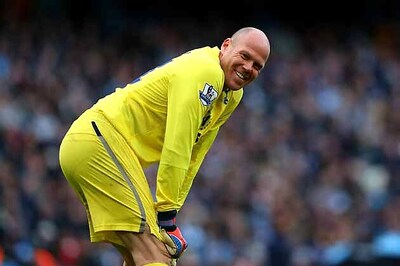 Veteran keeper Friedel extends Tottenham contract