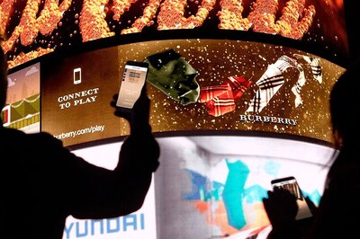 Burberry takes over London's 'Curve' screen for its 3D interactive scarf campaign