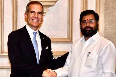 ‘Oh My God!’: US Ambassador Eric Garcetti Happy that Maha CM 'Made Him Eat Mumbai’s Vada Pav'