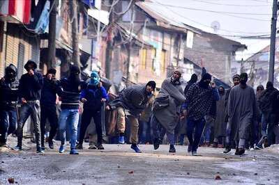 Over 300 Stone Pelting Incidents in Kashmir Since Scrapping of Special Status: Internal Govt Note