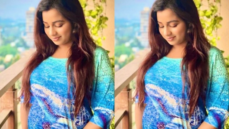 Shreya Ghoshal Announces Pregnancy, Flaunts Baby Bump