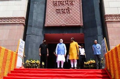 PM Modi Unveils National Emblem on New Parliament Building