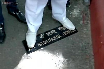 Congress protests against Rail Budget outside Gowda's residence