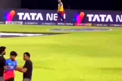 IPL 2024: Yet Another Fan Makes His Way to Hug Virat Kohli During 2nd Innings of RR vs RCB Game in Jaipur - WATCH