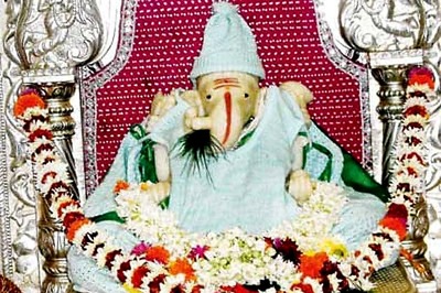 Pune man donates sweater to keep Lord Ganesha warm