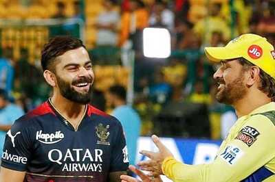 WATCH: MS Dhoni Gives Batting Masterclass in CSK Locker Room Pointing Out Virat Kohli's Technique