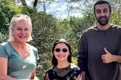 Alia Bhatt Flashes Sunny Smile; Ranbir Kapoor Shows Thumbs-up in Unseen Pic from New Year Vacay