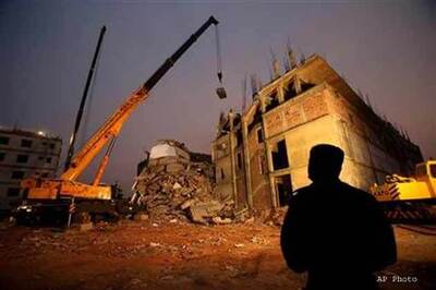 Bangladesh building collapse: Mourners pray as army wraps up rescue op