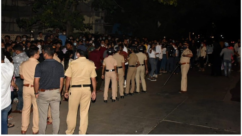 On Shah Rukh Khan's Birthday, Massive Crowd Gathers Outside Mannat to Wish Him