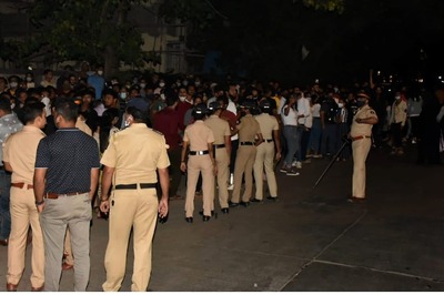 On Shah Rukh Khan's Birthday, Massive Crowd Gathers Outside Mannat to Wish Him