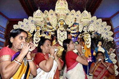 Durga Puja 2017: Must Carry Essentials While Enjoying Festivities