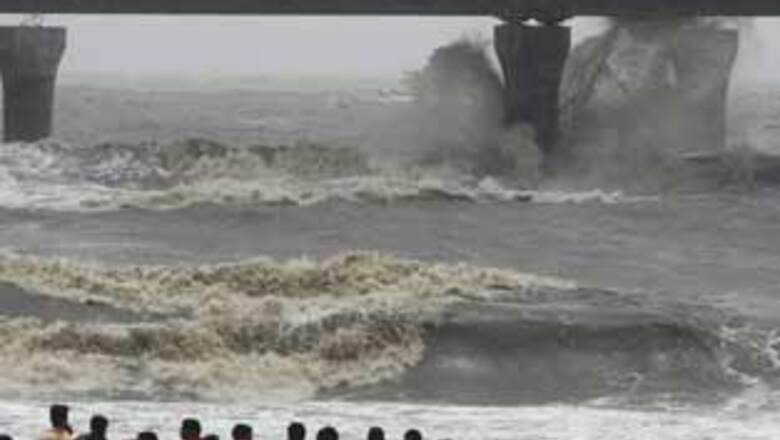 Photogallery: 5.05 meters high tide lashes Mumbai