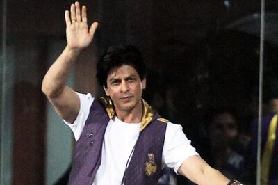 SRK in legal trouble for smoking in Jaipur stadium