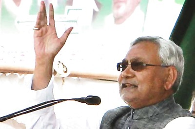 Nitish brings his fight for Bihar to Delhi, keeps options for 2014 open