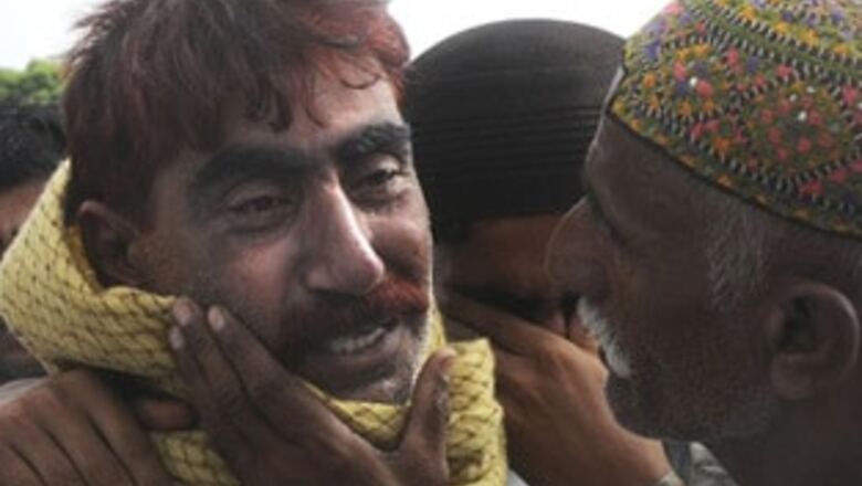 Pakistanis unite against Taliban, avenge attack
