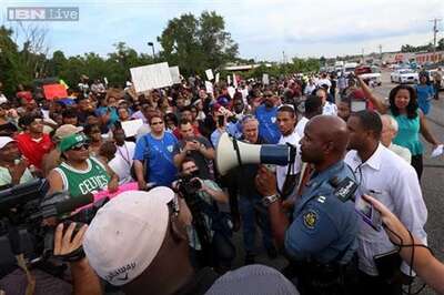 Police enforce curfew against protesters in Ferguson, Missouri