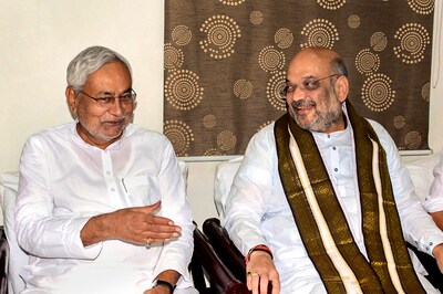 As Nitish Kumar Breaks Bread With Amit Shah, Ashok Gehlot Dishes Out a Saucy Swipe