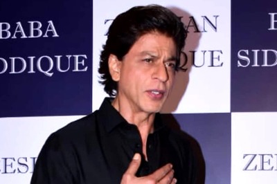 Shah Rukh Khan Finds The Easiest Way To Stop Paparazzi From Taking His Pics, Find Out