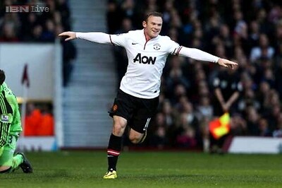 Charlton urges Rooney to break his Manchester United scoring record