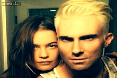 Adam Levine sports his newly bleached blonde hair on Twitter