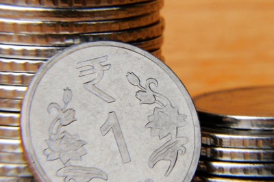 Rupee Falls 7 Paise to 79.89 Against US Dollar Amid Losses in Domestic Equities