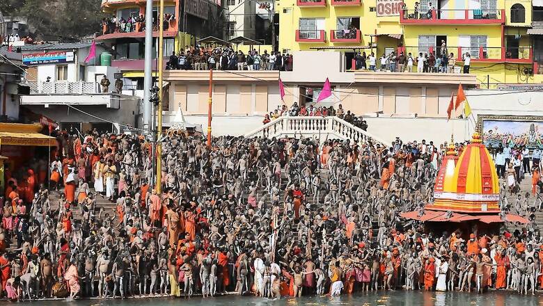 Maha Shivratri 2021: Tens of Thousands of Hindu Devotees Take Holy Plunge in Ganges