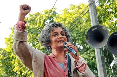 Arundhati Roy Visits Jamia, Donates Books to Open Library Run by Students