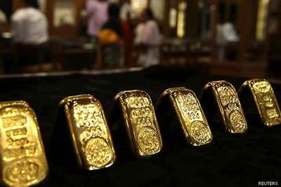 Gold climbs as a rebound in prices fails to curb investor appetite