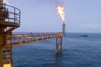 Govt mulls over oil price options
