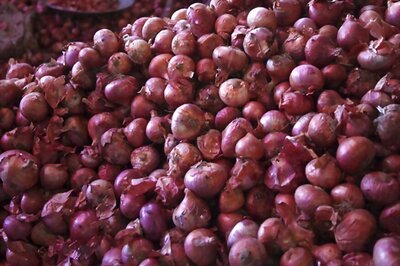 On Shopping Spree, Onions Free: Maharashtra Cloth Shop Offers 1 Kg Bulbs on Rs 1,000 Purchase