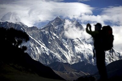 Nepal extends Everest permits for climbers put off by earthquakes