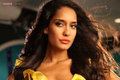ICW 2014: Lisa Haydon walks the ramp for designer Monisha Jaising