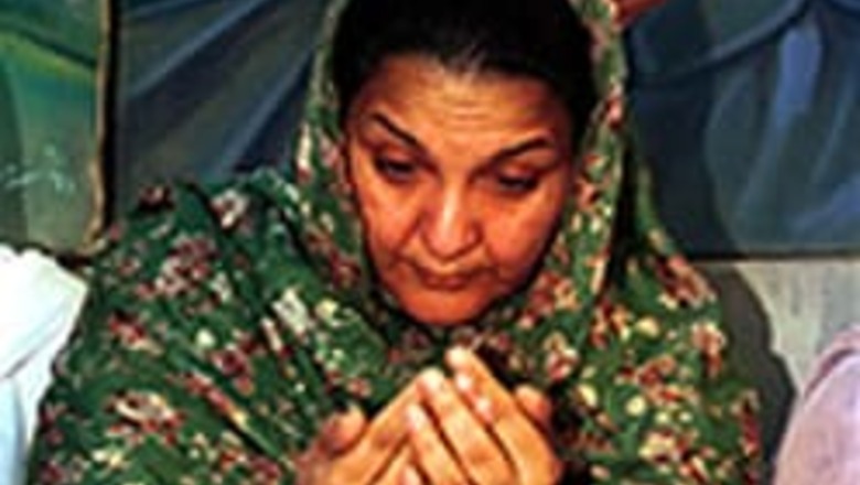 Sharif packed off to Saudi, wife now vows return to Pak