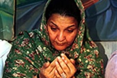 Sharif packed off to Saudi, wife now vows return to Pak