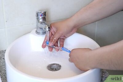 How to Clean Toothbrushes