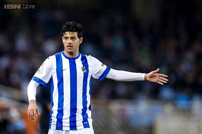 Real Sociedad's Carlos Vela has surgery on right knee, out for 2 months