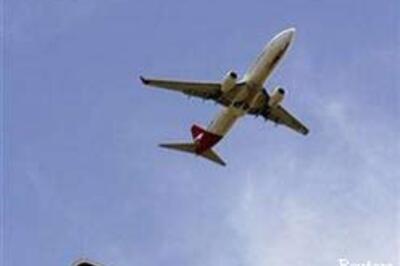 Passengers face honeybee attack