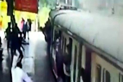 Mumbai: RPF Jawans Rescue Child, Woman As They Fall on Track from Crowded Train | Watch