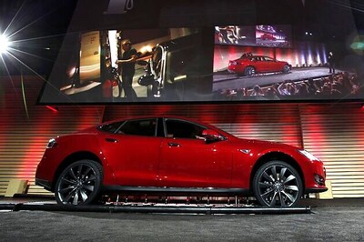 Electric car maker Tesla unveils 90-second battery pack swap