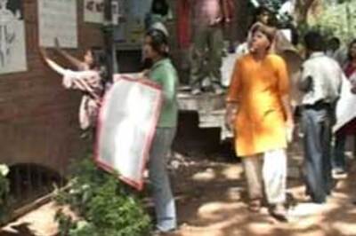 Baroda univ students rally behind dean, profs