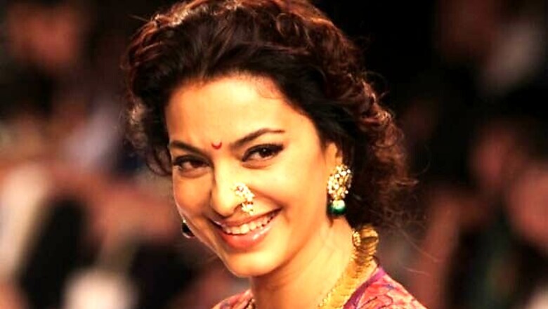 Stunning! Juhi Chawla charms all in a Marathi look at LFW
